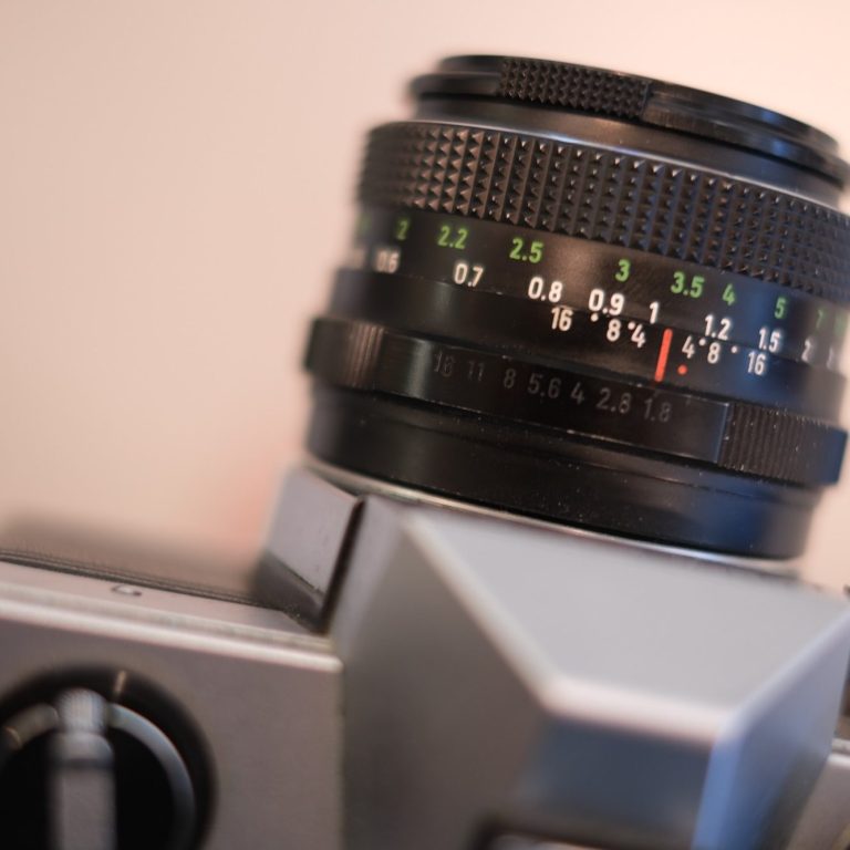 Klassische Spielgelreflexkamera. Objektiv mit Blenden- und Fokusring.