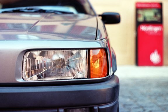 Frontal vorn links silbergrau