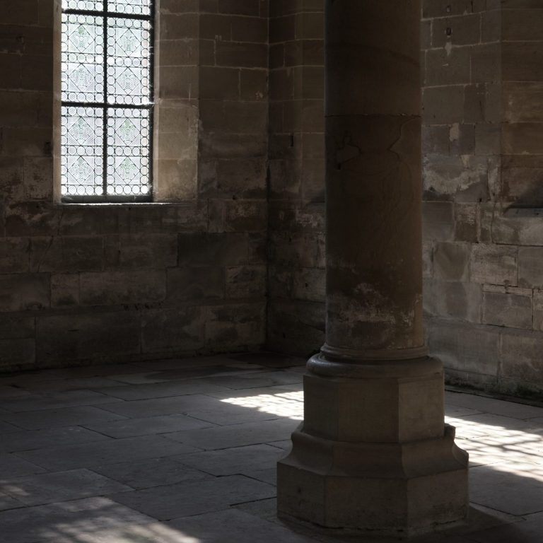 Innenraum Klosteranlage Maulbronn mit Fenster und Säule. Sandstein. Lichteinfall.