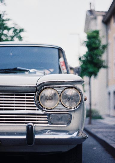 Frontal vorn links weiß