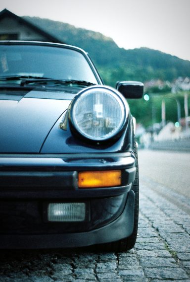 Frontal vorn links dunkelblau an Straße