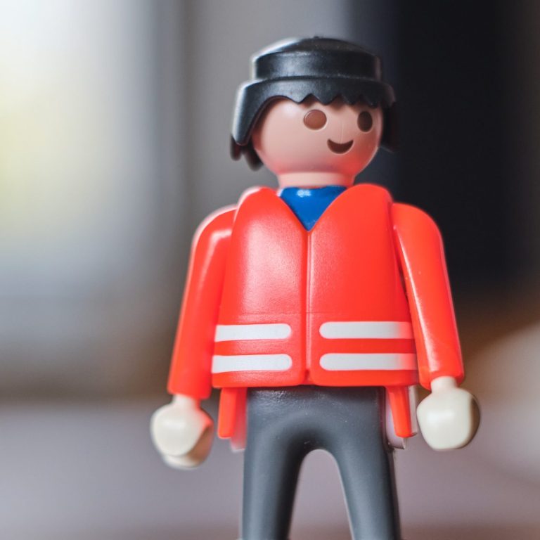 Stehende Spielzeugfigur in Warnweste