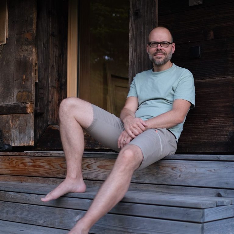 Der Fotograf entspannt sitzend